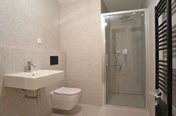 Koupelna se sprchovým koutem a WC - Pronájem bytu 2+kk v osobním vlastnictví 55 m², Brno