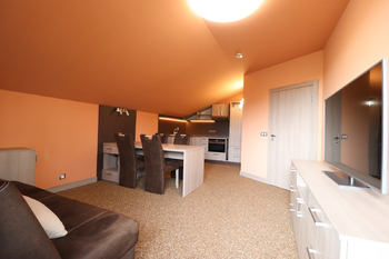 Obývací pokoj + kk - Prodej bytu 2+kk v osobním vlastnictví 45 m², Vrchlabí
