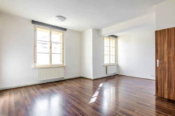 Obývací pokoj - Prodej bytu 1+1 v osobním vlastnictví 38 m², Praha 3 - Žižkov