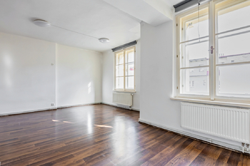 Obývací pokoj - Prodej bytu 1+1 v osobním vlastnictví 38 m², Praha 3 - Žižkov