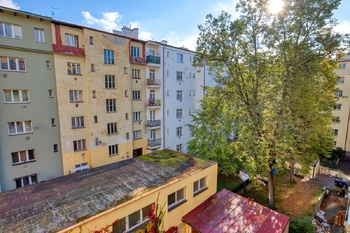 Pohled z okna - Prodej bytu 1+1 v osobním vlastnictví 38 m², Praha 3 - Žižkov