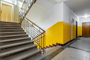 Chodba na patře - Prodej bytu 1+1 v osobním vlastnictví 38 m², Praha 3 - Žižkov