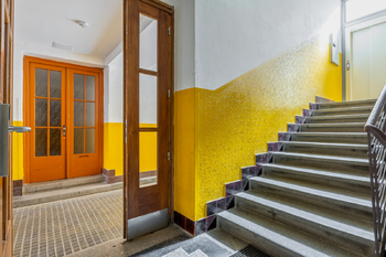 Vstup do domu - Prodej bytu 1+1 v osobním vlastnictví 38 m², Praha 3 - Žižkov