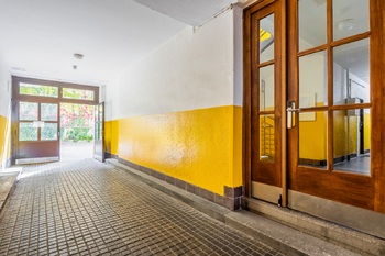 Vstup do domu - Prodej bytu 1+1 v osobním vlastnictví 38 m², Praha 3 - Žižkov