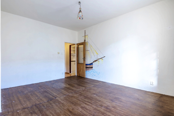 Ložnice (obývací pokoj) - Prodej bytu 2+1 v osobním vlastnictví 36 m², Praha 3 - Žižkov
