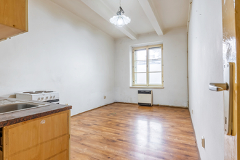 Obývací pokoj s kuchyňským koutem - Prodej bytu 3+kk v osobním vlastnictví 54 m², Praha 3 - Žižkov