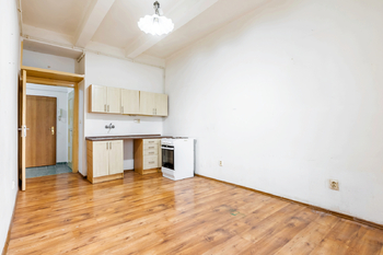 Obývací pokoj s kuchyňským koutem - Prodej bytu 3+kk v osobním vlastnictví 54 m², Praha 3 - Žižkov