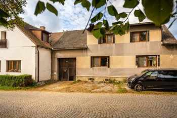 PŘED DOMEM  - Prodej domu 226 m², Cehnice 
