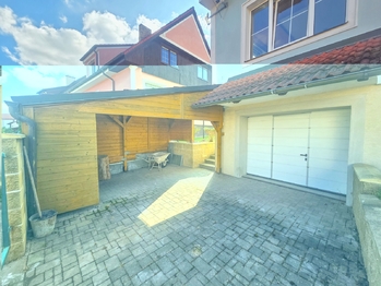 garáž s přístřeškem - Prodej domu 227 m², Kaplice