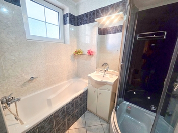 1.NP koupelna - Prodej domu 227 m², Kaplice