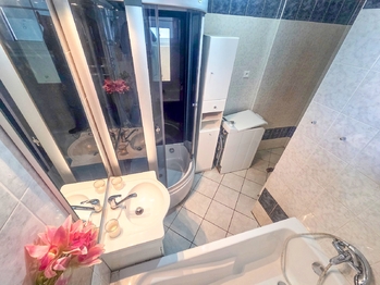 1.NP koupelna - Prodej domu 227 m², Kaplice