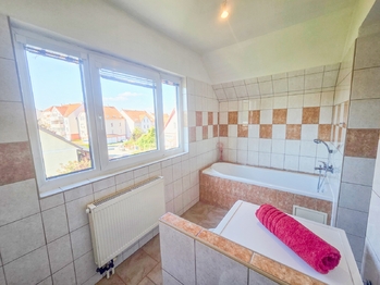 2.NP koupelna - Prodej domu 227 m², Kaplice