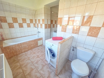 2NP koupelna - Prodej domu 227 m², Kaplice