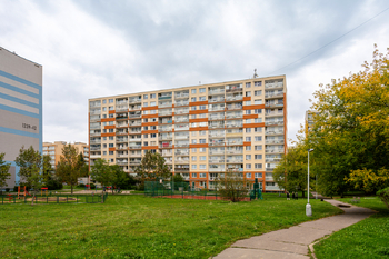 západní pohled na dům - Prodej bytu 2+1 v osobním vlastnictví 49 m², Praha 6 - Řepy 