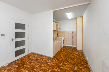 pohled do kuchyně - Prodej bytu 2+1 v osobním vlastnictví 49 m², Praha 6 - Řepy
