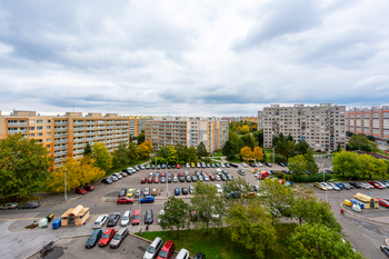 pohled směrem na ulici a parkoviště - Prodej bytu 2+1 v osobním vlastnictví 49 m², Praha 6 - Řepy