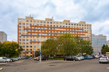 pohled na dům z východu - Prodej bytu 2+1 v osobním vlastnictví 49 m², Praha 6 - Řepy