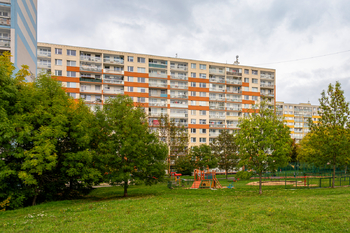 pohled na dům z vnitrobloku - Prodej bytu 2+1 v osobním vlastnictví 49 m², Praha 6 - Řepy