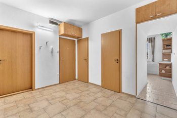 Byt 3+1, Třebovská, Ústí nad Orlicí - Hylváty - vstupní hala - Prodej bytu 3+1 v družstevním vlastnictví 84 m², Ústí nad Orlicí
