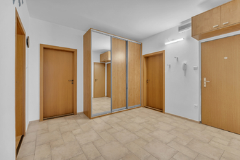 Byt 3+1, Třebovská, Ústí nad Orlicí - Hylváty - vstupní hala - Prodej bytu 3+1 v družstevním vlastnictví 84 m², Ústí nad Orlicí