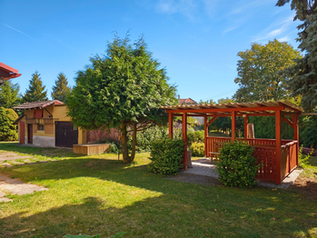 Zahrada a altánek u domu. - Prodej domu 166 m², Záhornice
