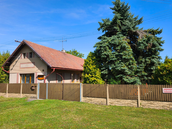 Pohled na dům z ulice.  - Prodej domu 166 m², Záhornice