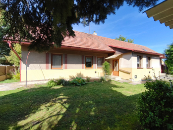 Pohled na dům ze dvora. - Prodej domu 166 m², Záhornice