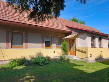 Pohled na dům ze dvora. - Prodej domu 166 m², Záhornice
