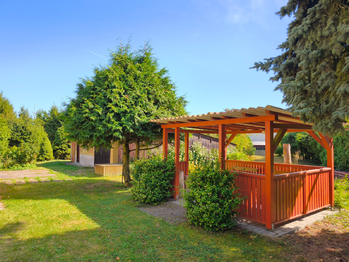 Zahrada a altánek u domu. - Prodej domu 166 m², Záhornice