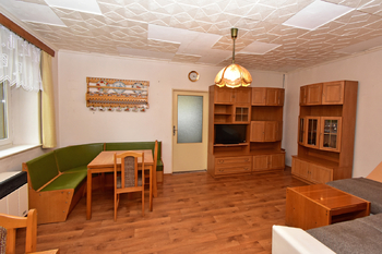 Obývací pokoj s jídelnou a krbovými kamny.  - Prodej domu 166 m², Záhornice