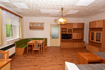 Obývací pokoj s jídelnou a krbovými kamny.  - Prodej domu 166 m², Záhornice