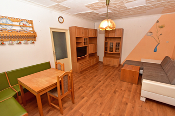 Obývací pokoj s jídelnou a krbovými kamny.  - Prodej domu 166 m², Záhornice