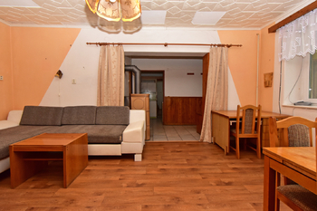 Obývací pokoj s jídelnou a krbovými kamny.  - Prodej domu 166 m², Záhornice