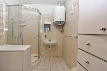 Koupelna se sprchovým koutem.  - Prodej domu 166 m², Záhornice