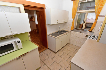 Kuchyně se špajzem.  - Prodej domu 166 m², Záhornice