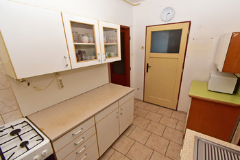Kuchyně se špajzem.  - Prodej domu 166 m², Záhornice