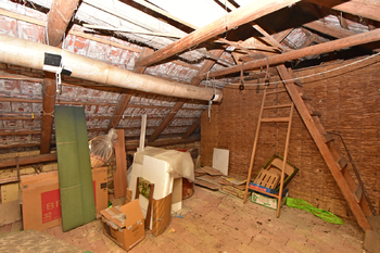 Střecha a půda hlavní budovy.  - Prodej domu 166 m², Záhornice