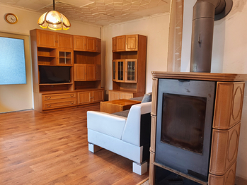 Obývací pokoj s jídelnou a krbovými kamny.  - Prodej domu 166 m², Záhornice
