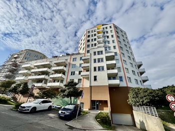 Pohled na dům - Pronájem bytu 2+kk v osobním vlastnictví 48 m², Praha 4 - Modřany 