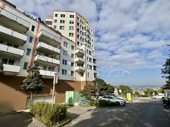 Pohled na dům 2 - Pronájem bytu 2+kk v osobním vlastnictví 48 m², Praha 4 - Modřany