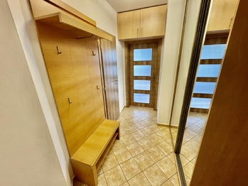 Zádveří a chodba - Pronájem bytu 2+kk v osobním vlastnictví 48 m², Praha 4 - Modřany