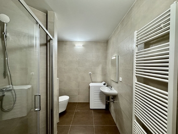 Koupelna - Pronájem bytu 2+kk v osobním vlastnictví 48 m², Praha 4 - Modřany