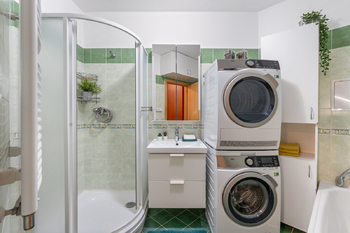 Koupelna - Prodej bytu 3+kk v osobním vlastnictví 84 m², Praha 9 - Vysočany