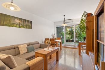 Obývací pokoj od vstupu - Prodej bytu 3+kk v osobním vlastnictví 84 m², Praha 9 - Vysočany 