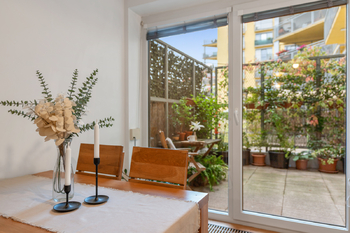 Pohled z jídelní části - Prodej bytu 3+kk v osobním vlastnictví 84 m², Praha 9 - Vysočany