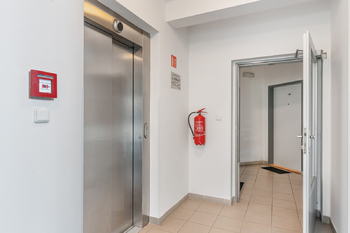 Společné prostory domu - Prodej bytu 3+kk v osobním vlastnictví 84 m², Praha 9 - Vysočany