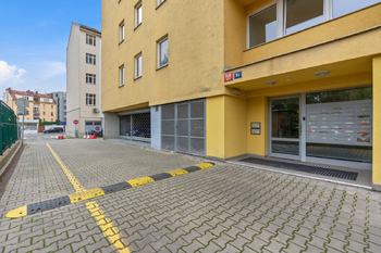 Vstup do domu - Prodej bytu 3+kk v osobním vlastnictví 84 m², Praha 9 - Vysočany