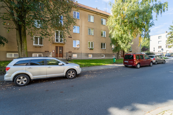 Pohled  na dům v ulici Na Magistrále - Prodej bytu 2+1 v osobním vlastnictví 54 m², Kolín