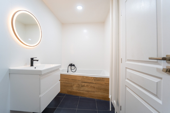 Koupelna s vanou a WC - Prodej bytu 2+1 v osobním vlastnictví 54 m², Kolín