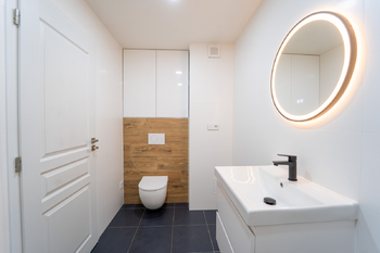 Koupelna s vanou a WC - Prodej bytu 2+1 v osobním vlastnictví 54 m², Kolín